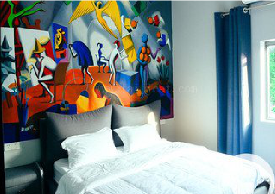 耿马对于酒店的墙体彩绘而言更注重哪些方面？